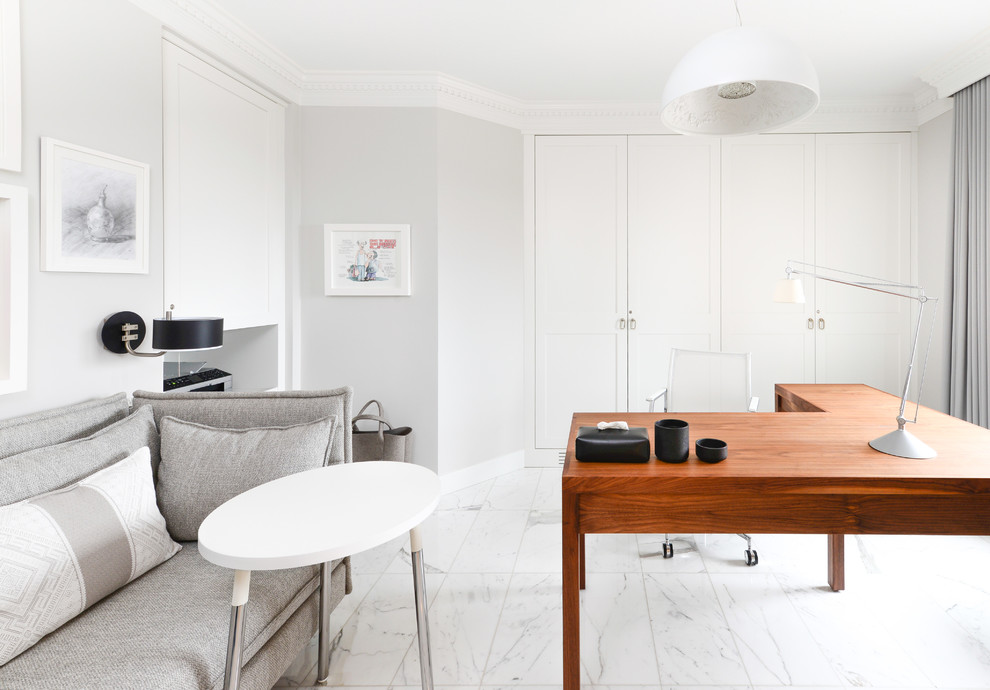 Modernes Arbeitszimmer mit weißer Wandfarbe, Marmorboden und freistehendem Schreibtisch in Vancouver