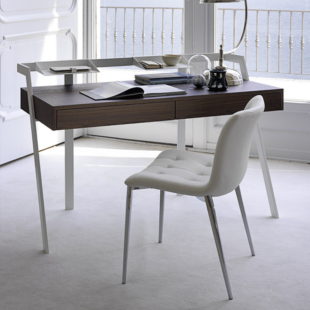 Ejemplo de despacho minimalista de tamaño medio sin chimenea con paredes blancas, suelo de cemento, escritorio independiente y suelo blanco