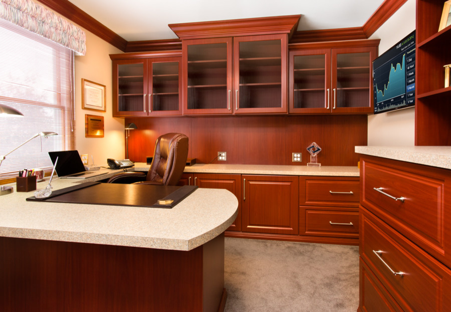 На фото: кабинет среднего размера в классическом стиле с бежевыми стенами, ковровым покрытием, встроенным рабочим столом и серым полом без камина с