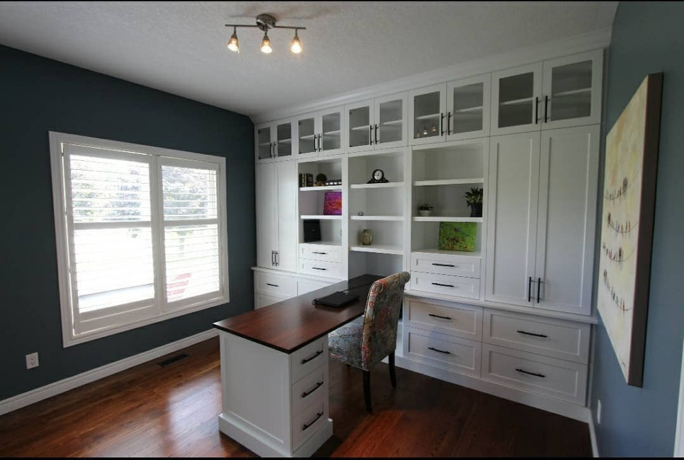 Built-in desk home office photo in Toronto