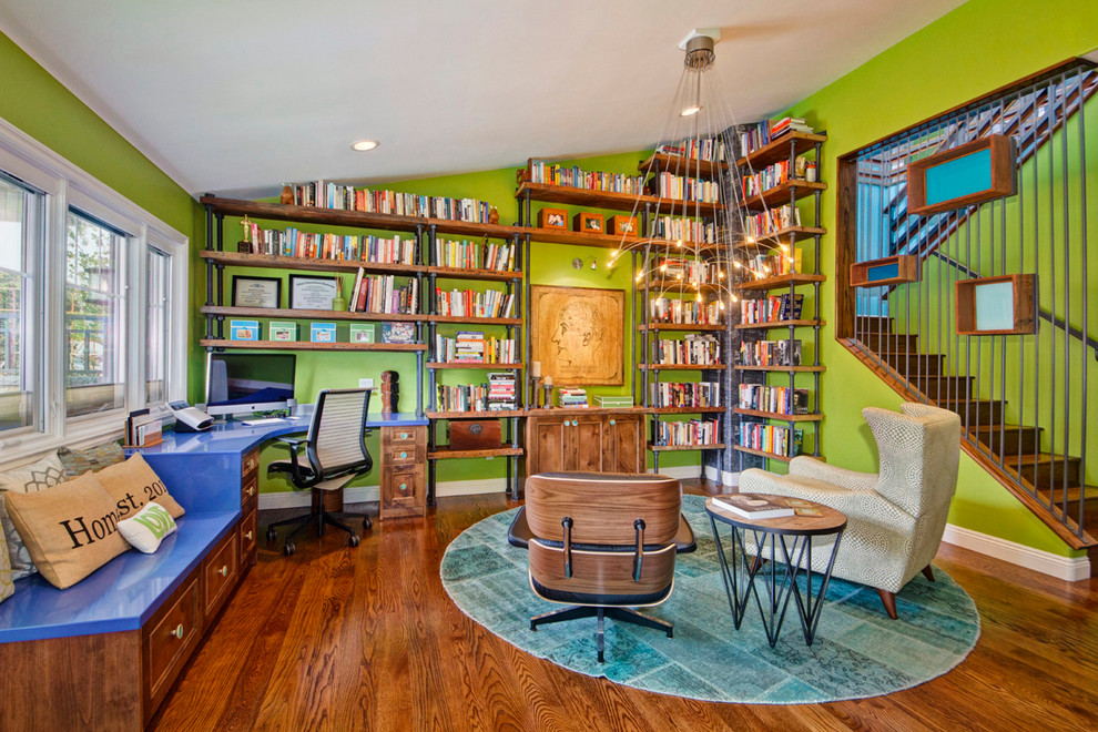 Idées déco pour un bureau contemporain avec un mur vert, un sol en bois brun, un bureau intégré et un sol marron.