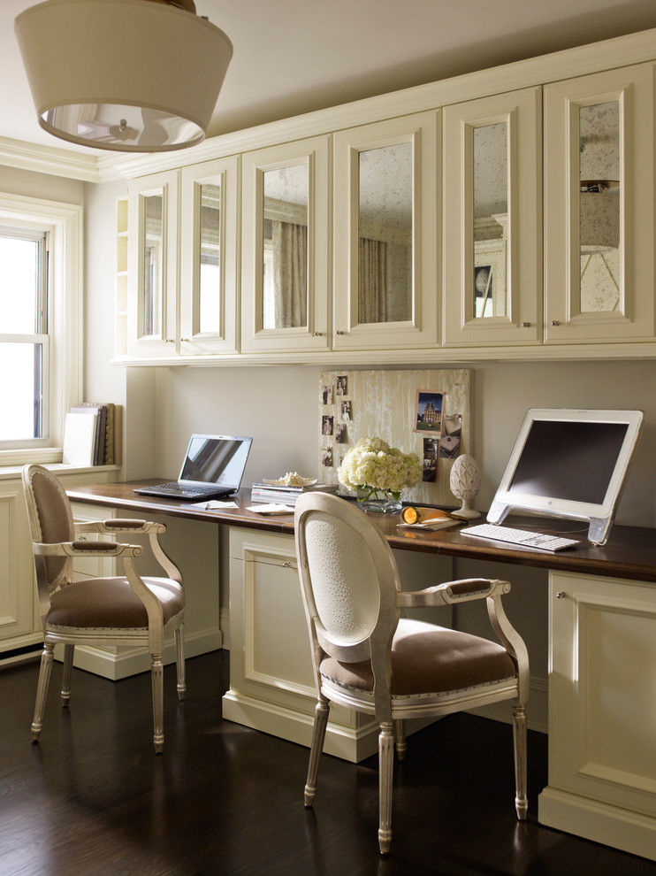 Idee per un ufficio classico con pareti grigie, parquet scuro e scrivania incassata