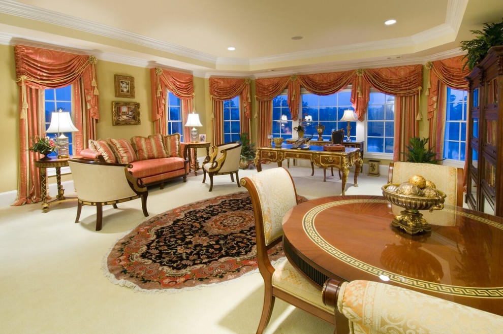 На фото: большой кабинет в классическом стиле с стандартным камином и желтыми стенами