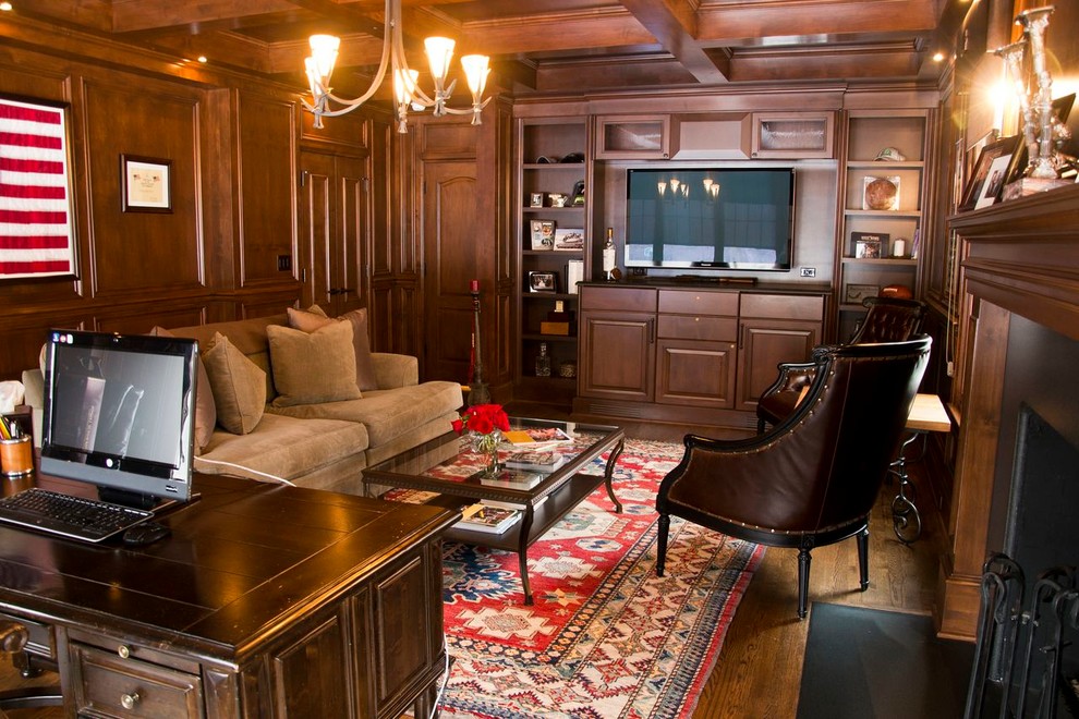 Foto di un grande ufficio classico con pareti marroni, pavimento in legno massello medio, camino classico e scrivania autoportante