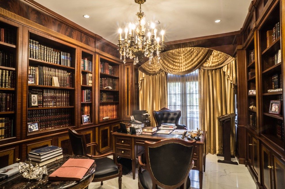 ニューヨークにある高級な中くらいなヴィクトリアン調のおしゃれなホームオフィス・書斎 (ライブラリー、茶色い壁、大理石の床、自立型机) の写真