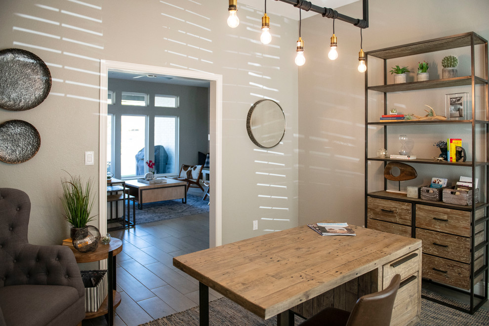 Lantlig inredning av ett mellanstort arbetsrum, med vita väggar, klinkergolv i porslin, en standard öppen spis, en spiselkrans i trä och grått golv
