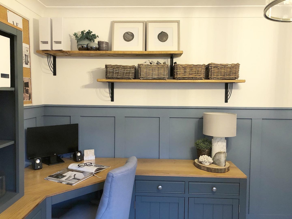 Foto de estudio campestre de tamaño medio sin chimenea con paredes azules, moqueta, escritorio independiente y suelo gris