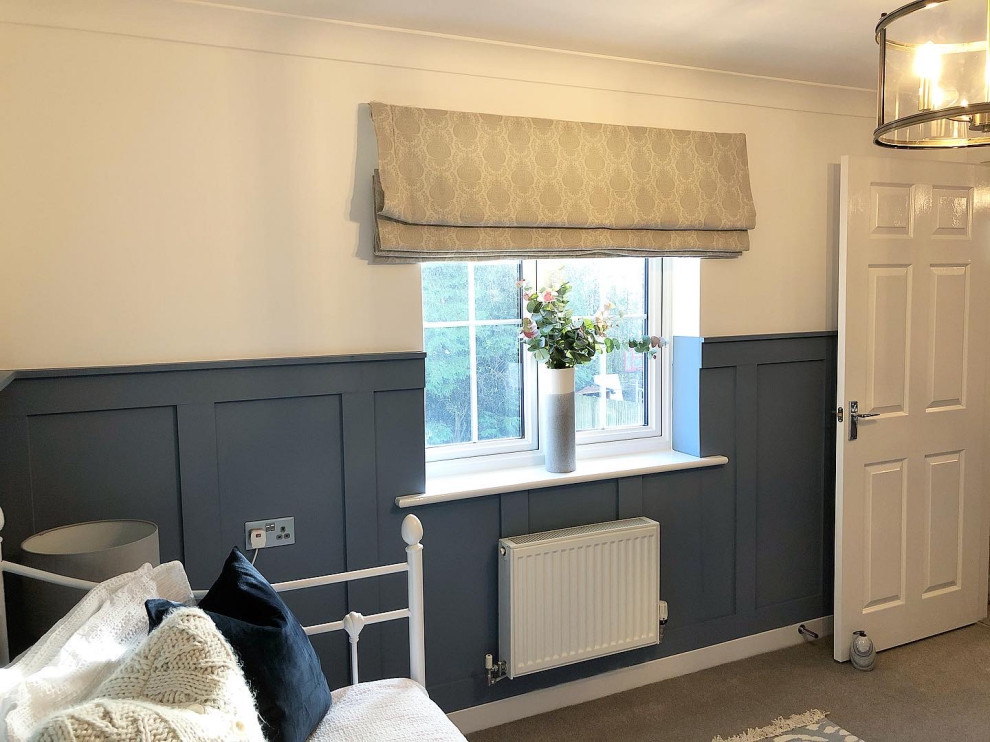 Ejemplo de estudio de estilo de casa de campo de tamaño medio sin chimenea con paredes azules, moqueta, escritorio independiente y suelo gris