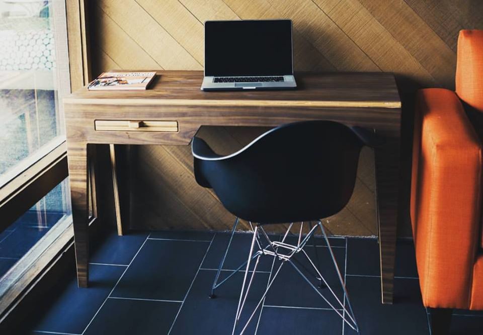 Diseño de despacho vintage de tamaño medio sin chimenea con suelo de baldosas de porcelana, escritorio independiente y suelo negro