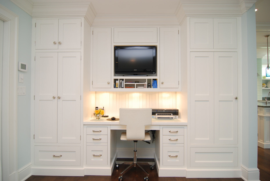Kleines Klassisches Arbeitszimmer mit weißer Wandfarbe, braunem Holzboden und Einbau-Schreibtisch in New York