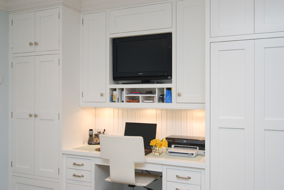 Exempel på ett litet klassiskt arbetsrum, med vita väggar och ett inbyggt skrivbord