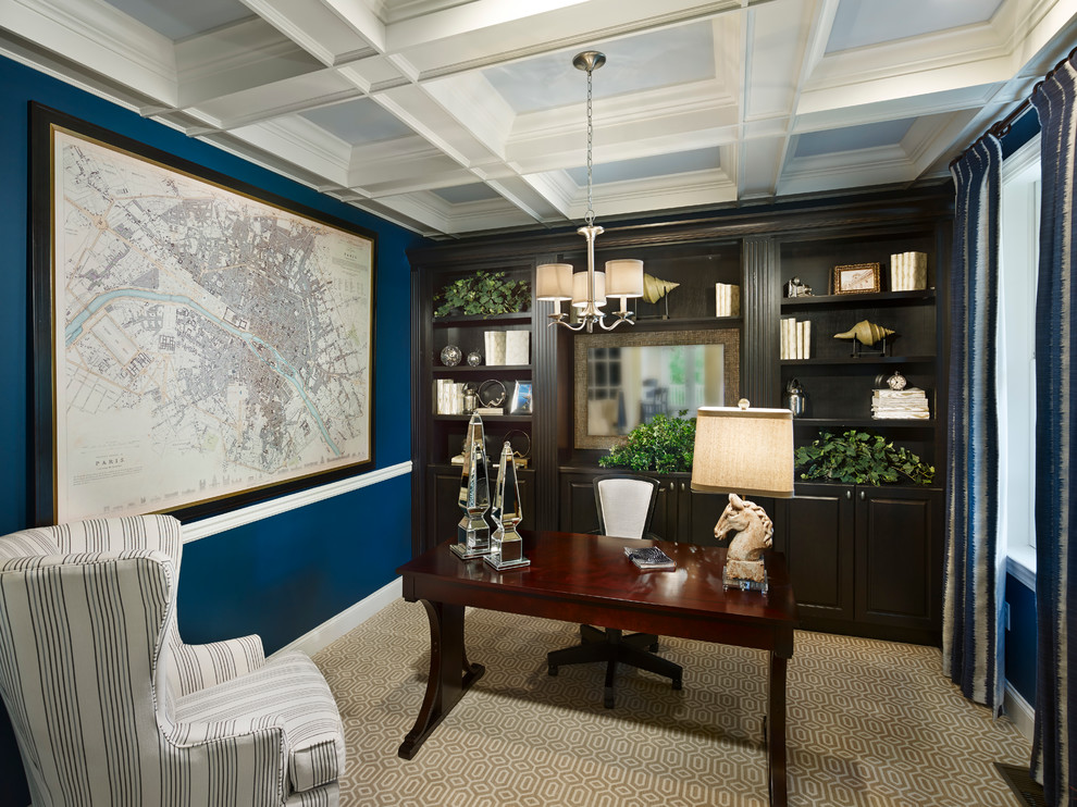 Diseño de despacho costero con paredes azules, moqueta y escritorio independiente