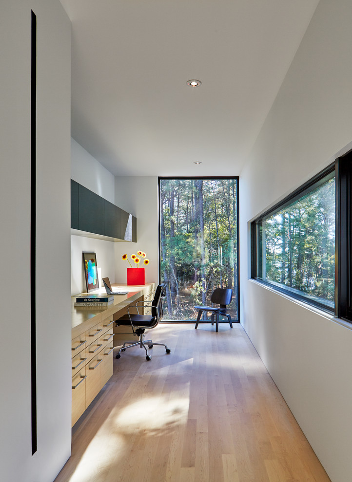 This is an example of a contemporary home office in Dallas.