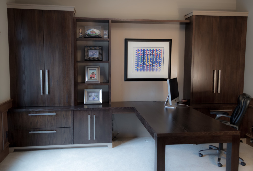Mittelgroßes Modernes Arbeitszimmer mit Arbeitsplatz und Einbau-Schreibtisch in Denver
