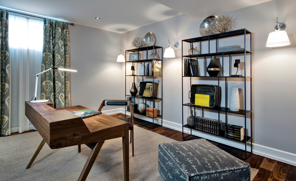 Diseño de despacho contemporáneo de tamaño medio con paredes grises, suelo de madera oscura y escritorio independiente