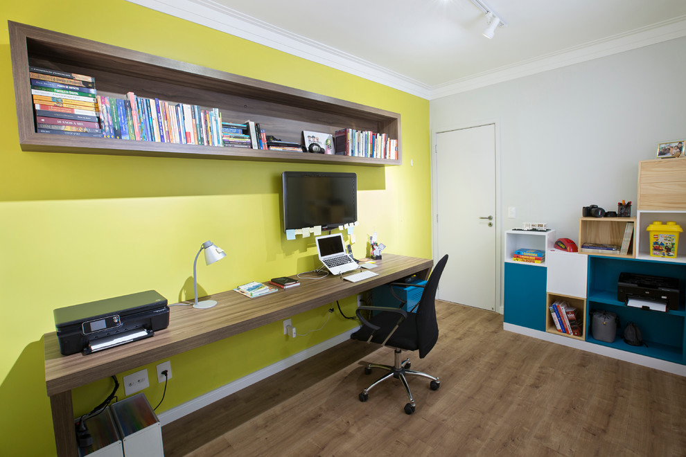 他の地域にあるお手頃価格の小さなコンテンポラリースタイルのおしゃれなホームオフィス・書斎 (緑の壁、無垢フローリング、造り付け机) の写真