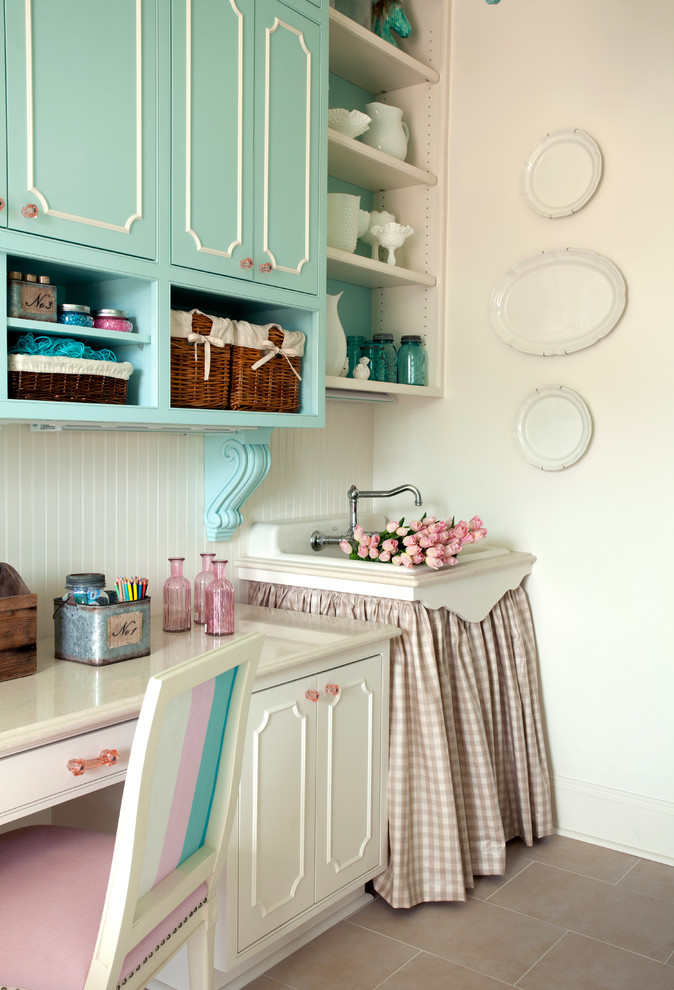 Réalisation d'un bureau atelier style shabby chic de taille moyenne avec un mur blanc, un sol en carrelage de porcelaine, aucune cheminée et un bureau intégré.