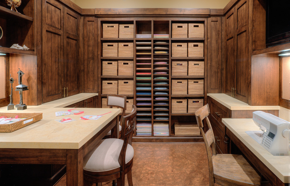 Geräumiges Klassisches Nähzimmer mit brauner Wandfarbe, Keramikboden und Einbau-Schreibtisch in Salt Lake City