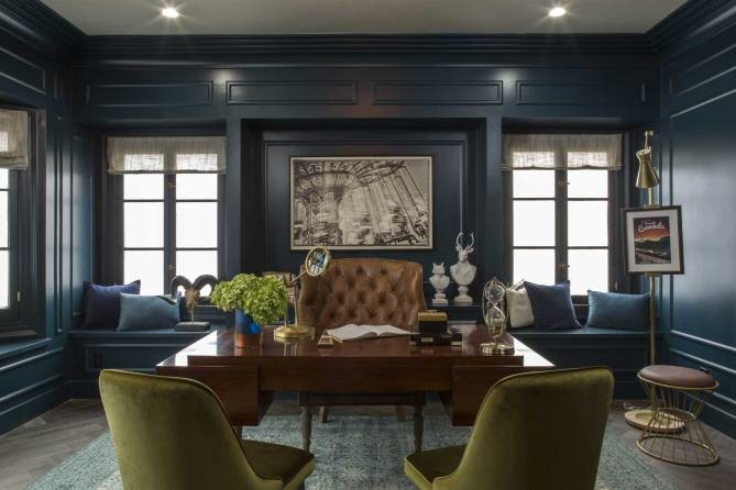 Idee per un ufficio classico di medie dimensioni con pareti blu, pavimento in legno massello medio, scrivania autoportante, pavimento multicolore e nessun camino