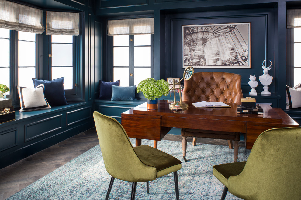 Exempel på ett stort klassiskt arbetsrum, med blå väggar, mörkt trägolv, ett fristående skrivbord och brunt golv