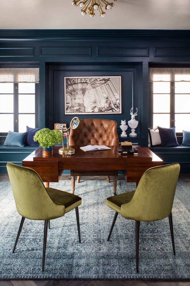 Exempel på ett stort klassiskt arbetsrum, med blå väggar, mörkt trägolv, ett fristående skrivbord och brunt golv
