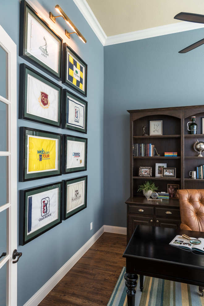 Idée de décoration pour un bureau tradition de taille moyenne avec un mur bleu, un sol en bois brun, un bureau indépendant et un sol marron.