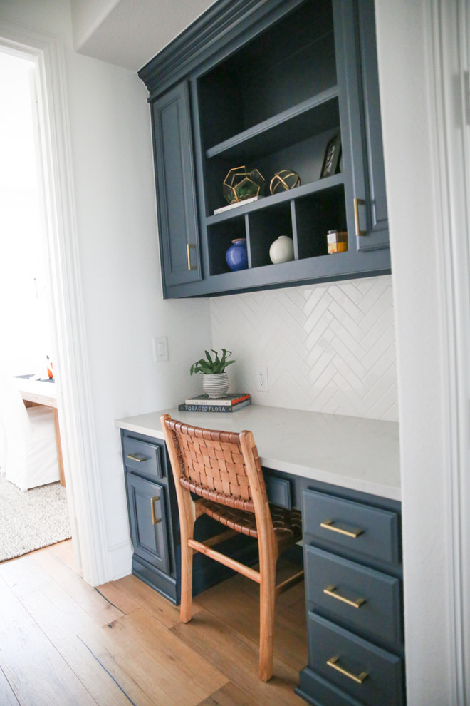 Ejemplo de despacho tradicional renovado de tamaño medio sin chimenea con paredes blancas, suelo de madera en tonos medios, escritorio empotrado y suelo marrón
