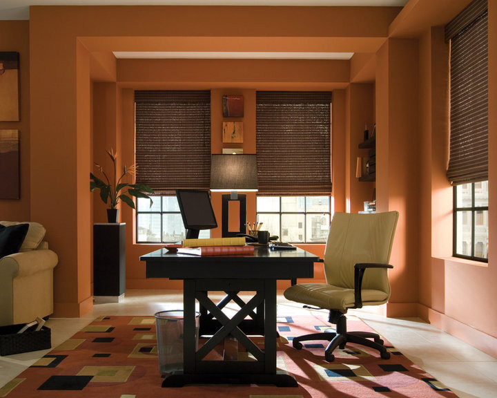 他の地域にある中くらいなコンテンポラリースタイルのおしゃれな書斎 (オレンジの壁、カーペット敷き、暖炉なし、自立型机) の写真