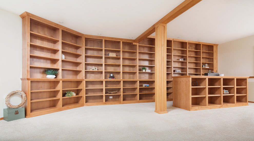 Стильный дизайн: домашняя библиотека среднего размера в классическом стиле с бежевыми стенами, ковровым покрытием, встроенным рабочим столом и черным полом без камина - последний тренд