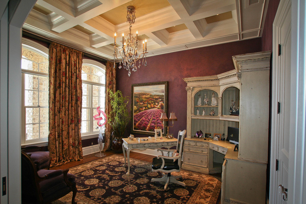デンバーにある高級な中くらいな地中海スタイルのおしゃれな書斎 (紫の壁、無垢フローリング、自立型机、暖炉なし、ベージュの床) の写真