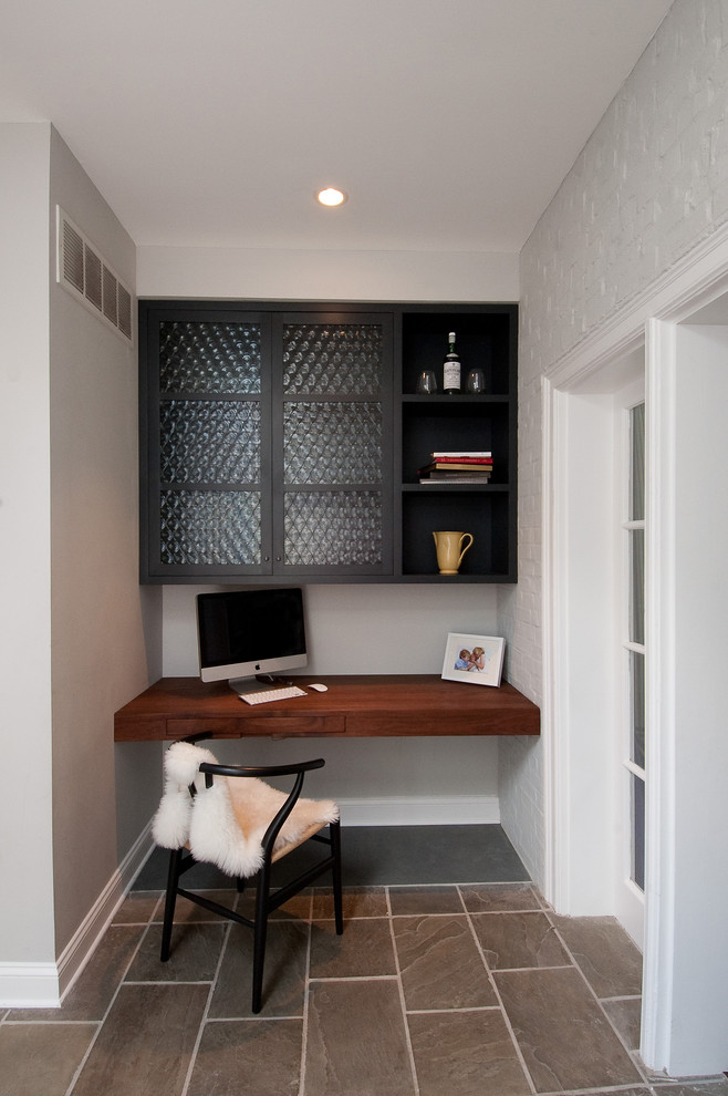 Foto di un piccolo ufficio moderno con pareti bianche, pavimento in ardesia, scrivania incassata e nessun camino