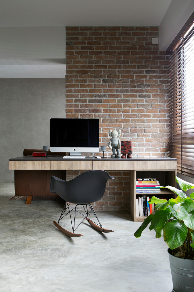 Ejemplo de despacho urbano pequeño con suelo de cemento y escritorio empotrado
