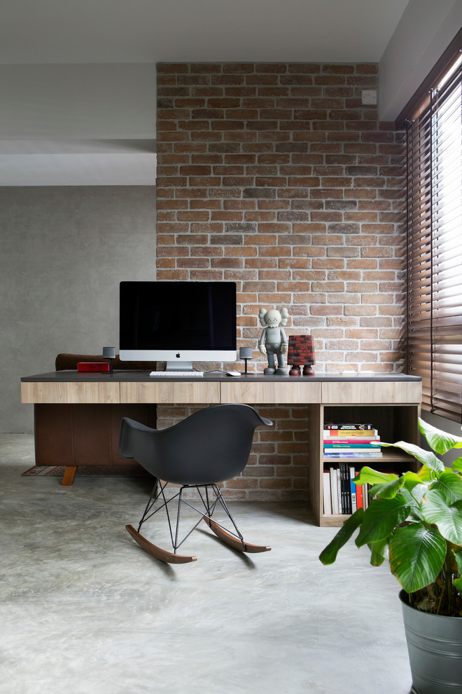 Idée de décoration pour un petit bureau urbain avec sol en béton ciré et un bureau intégré.