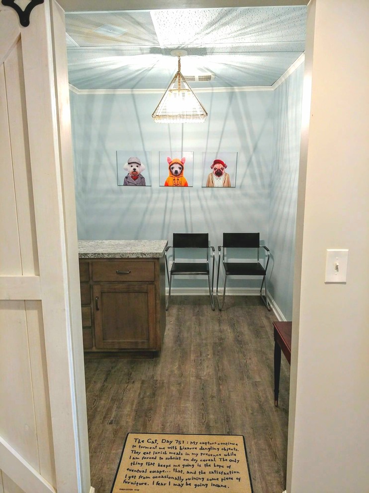 Idee per un piccolo studio stile marinaro con pareti blu, pavimento in linoleum, scrivania autoportante e pavimento grigio