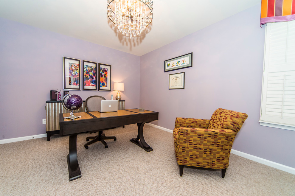 Mittelgroßes Klassisches Arbeitszimmer mit Arbeitsplatz, lila Wandfarbe, Teppichboden und freistehendem Schreibtisch in Washington, D.C.