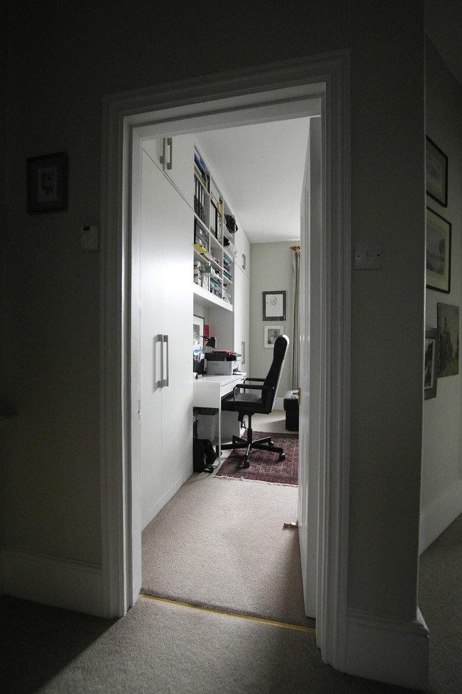 Mittelgroßes Stilmix Arbeitszimmer ohne Kamin mit Arbeitsplatz, grauer Wandfarbe, Teppichboden und Einbau-Schreibtisch in London
