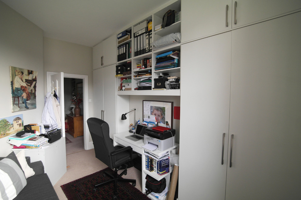 Mittelgroßes Stilmix Arbeitszimmer ohne Kamin mit Arbeitsplatz, grauer Wandfarbe, Teppichboden und Einbau-Schreibtisch in London