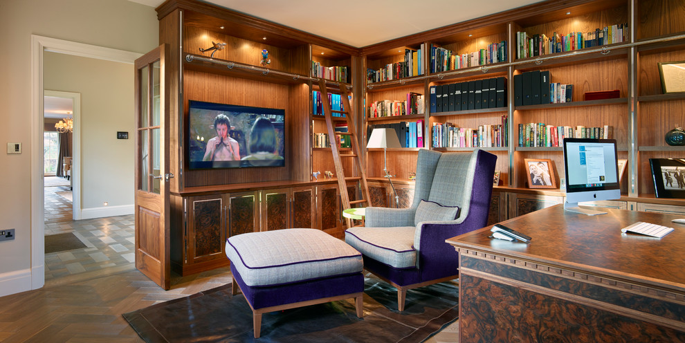 Inspiration för mellanstora klassiska hemmabibliotek, med beige väggar, mellanmörkt trägolv och ett fristående skrivbord