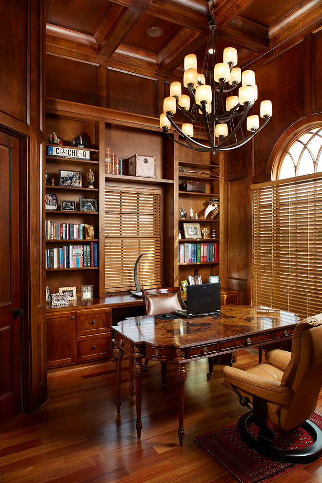 Idéer för mellanstora vintage arbetsrum, med ett bibliotek, bruna väggar, mellanmörkt trägolv och ett fristående skrivbord