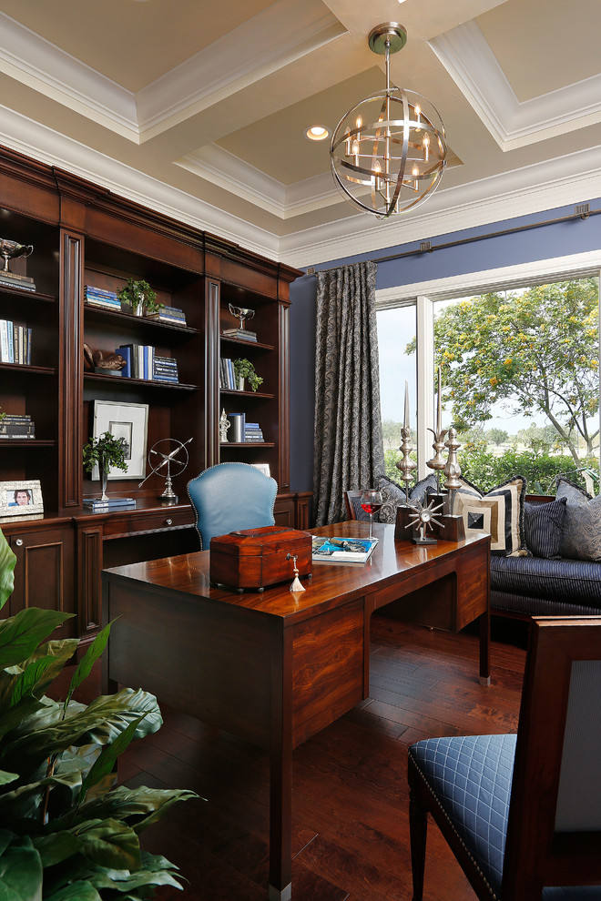 На фото: кабинет в классическом стиле с синими стенами и отдельно стоящим рабочим столом