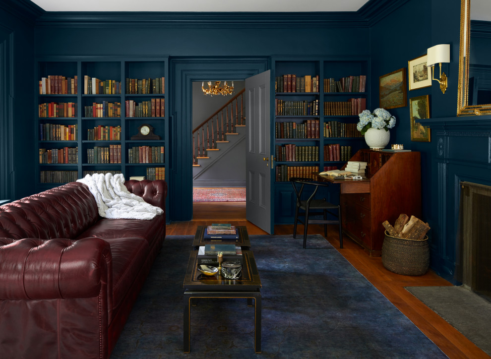 ニューヨークにあるカントリー風のおしゃれなホームオフィス・書斎 (無垢フローリング、標準型暖炉、木材の暖炉まわり、青い床、青い壁) の写真