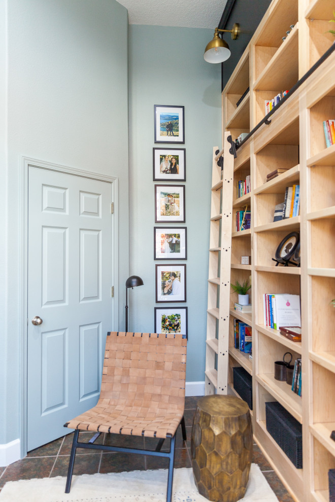 На фото: маленький домашняя библиотека в стиле неоклассика (современная классика) с синими стенами, полом из сланца, отдельно стоящим рабочим столом и разноцветным полом для на участке и в саду