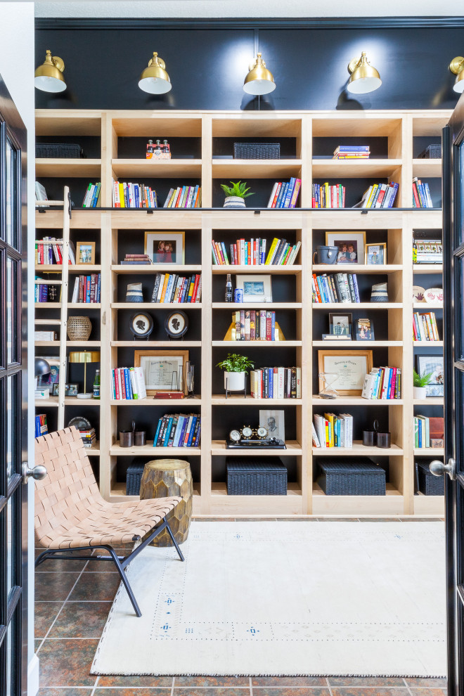 На фото: маленький домашняя библиотека в стиле неоклассика (современная классика) с синими стенами, полом из сланца, отдельно стоящим рабочим столом и разноцветным полом для на участке и в саду с
