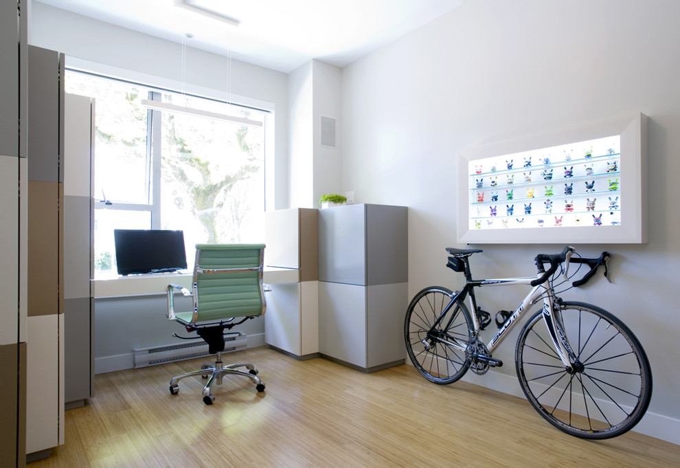 Exemple d'un bureau tendance avec un bureau intégré.