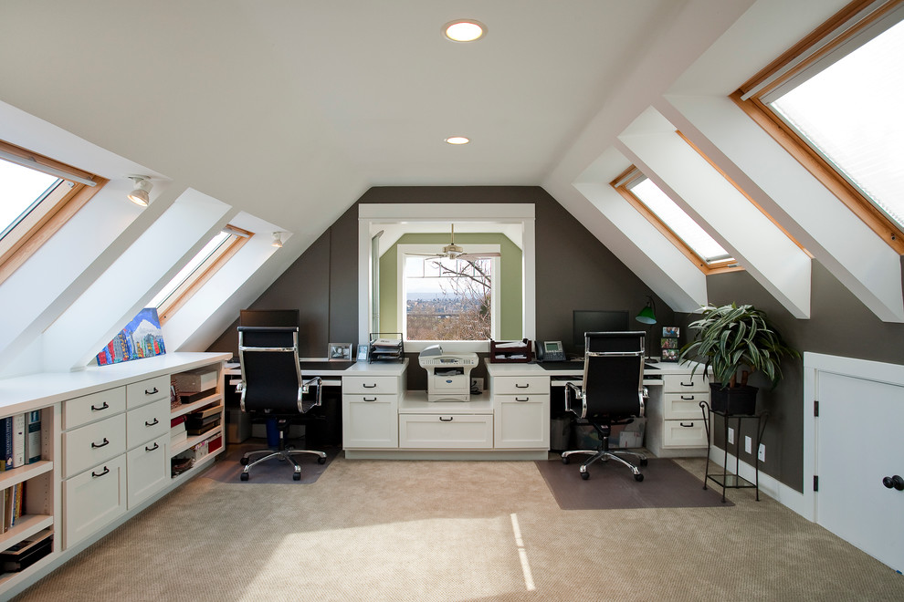 Imagen de despacho de estilo americano grande sin chimenea con moqueta, escritorio empotrado y paredes grises