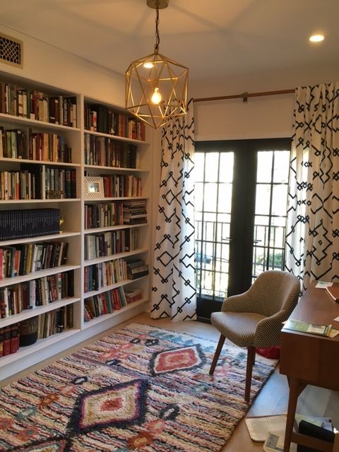 Klassisches Lesezimmer mit weißer Wandfarbe, braunem Holzboden und freistehendem Schreibtisch in Philadelphia