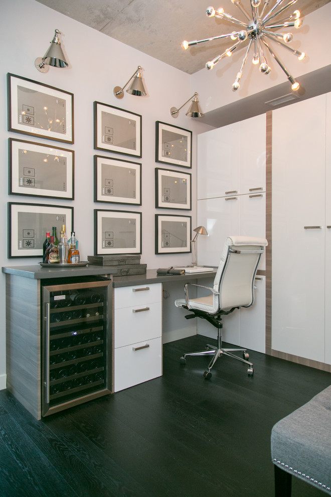 Foto de despacho industrial pequeño con paredes grises, suelo de madera oscura y escritorio empotrado