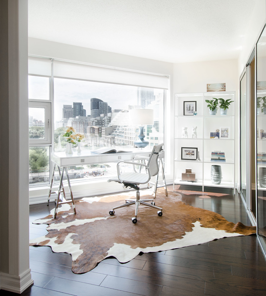 Kleines Modernes Arbeitszimmer mit Arbeitsplatz, beiger Wandfarbe, hellem Holzboden und freistehendem Schreibtisch in Toronto