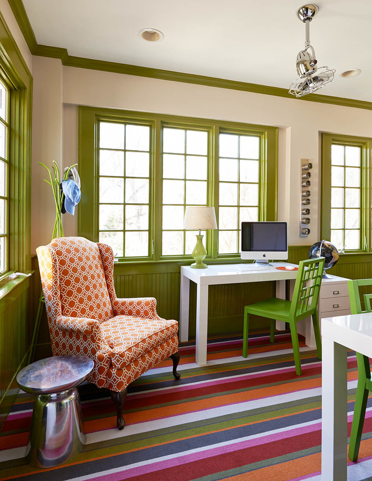Идея дизайна: большое рабочее место в классическом стиле с ковровым покрытием, отдельно стоящим рабочим столом, зелеными стенами и разноцветным полом