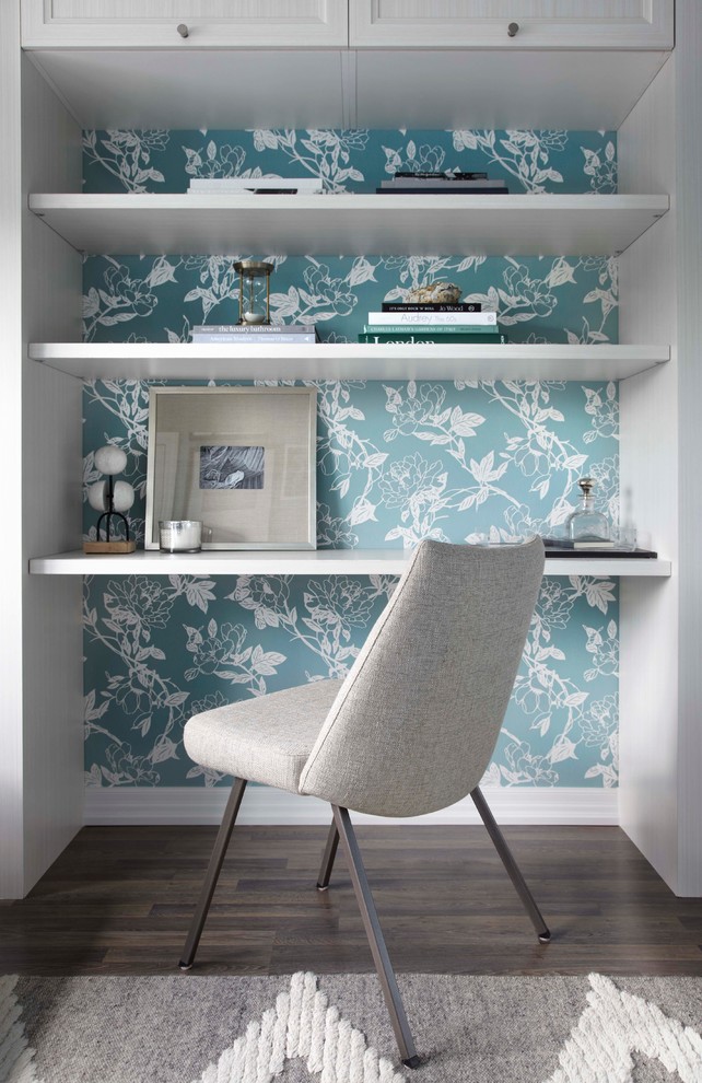 Foto di un piccolo ufficio design con pareti multicolore, parquet scuro e scrivania incassata